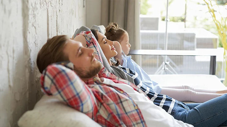 AIWA Dehumidifier MIZUAIR 12-Family enjoying clean air